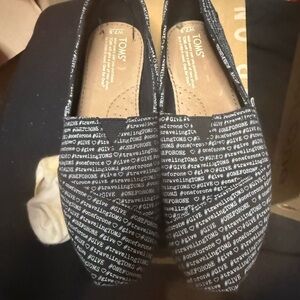 TOMS Women's Black Text Print Loafers